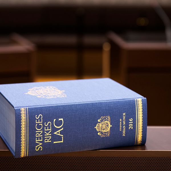 Lagbok från 2016 ligger på ett bord