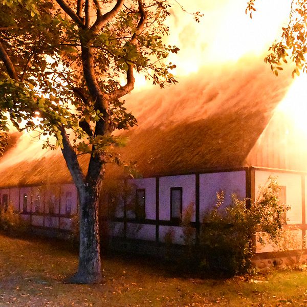 En kraftig brand rasar i en fastighet i centrala Vellinge.
