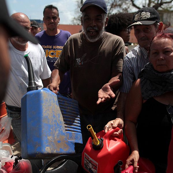 Människor köar i timmar till en bensinstation i Puerto Rico.