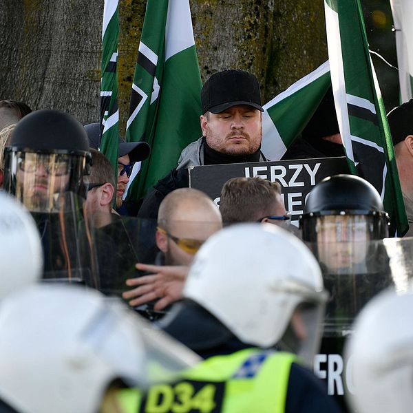 Demonstranter från Nordiska motståndsrörelsens (NMR).