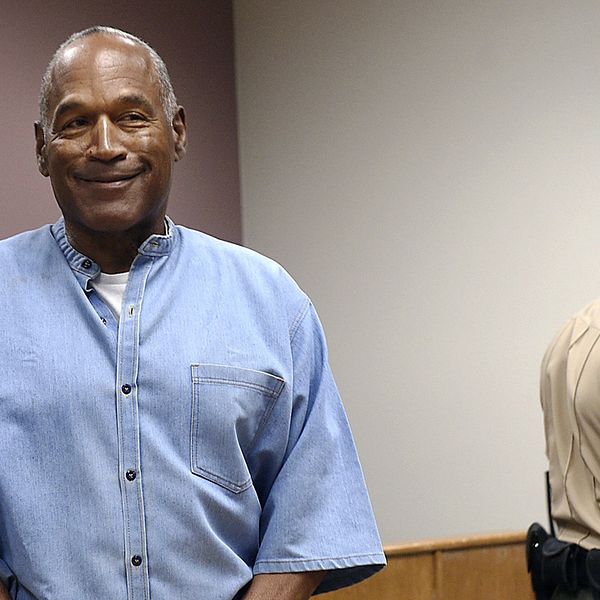 J Simpson har blivit villkorligt frigiven efter att ha avtjänat nio år i fängelse på grund av ett rån i Las Vegas, Nevada, i USA, uppger AP.