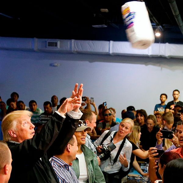 Donald Trump kastar hushållspapper till orkandrabbade.