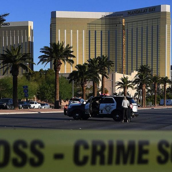 Bilder tagna i hotellrummet där Stephen Paddock utförde masskjutningen i Las Vegas, visar skjutvapen på stativ och stora mängder tomhylsor på golvet.