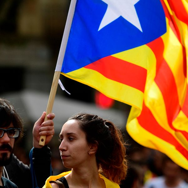 Tre studenter med den katalanska flaggan.