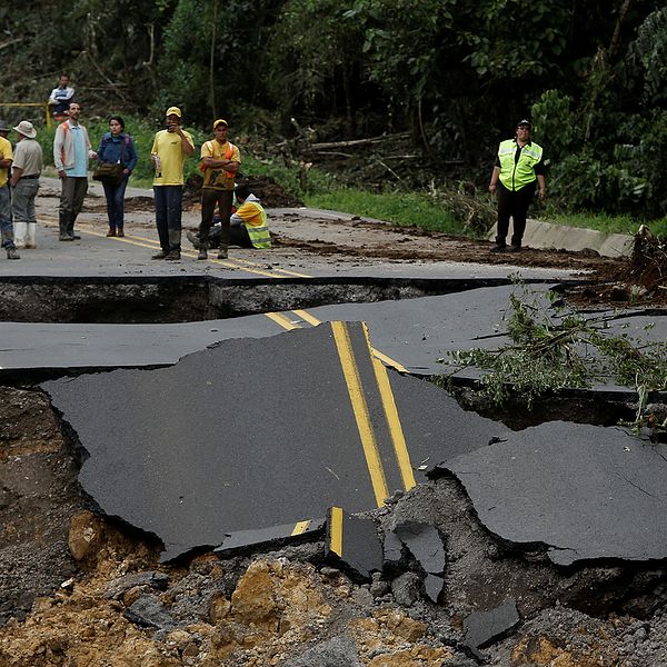 En väg som förbinder Costa Ricas norra och södra delar i Casa Mata kollapsade när stormen Nate, som nu uppgraderats till en orkan, drog in över landet.