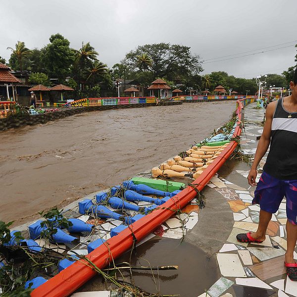 Byggnades har skadats och rasat efter att stormen nate drog in över Masachapa i Nicaragua och svämmade över Massachapa-floden.