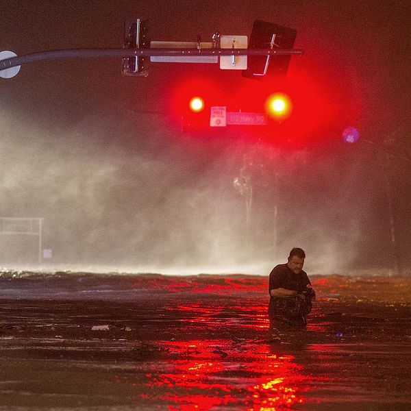 En översvämmad väg nära stranden i Biloxi, Mississippi.