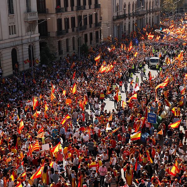 Människor demonstrerar mot Kataloniens självstyre.