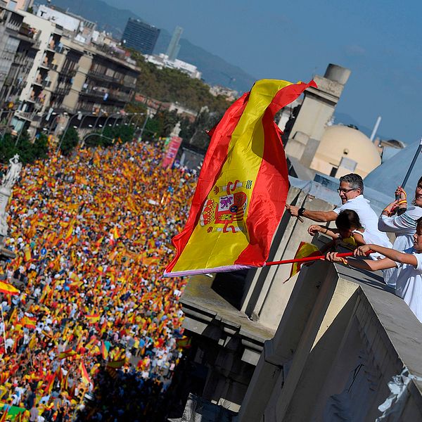 Tusentals människor demonstrerade för ett enat Spanien i Barcelona under söndagen.