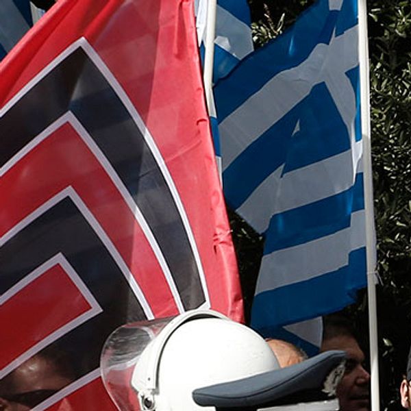 Gyllene grynings flagga tillsammans med den grekiska under en demonstration i Aten.