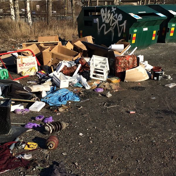 Kraftigt nedskräpad återvinningsstation. Tappstället i Örebro, stängd sommaren 2017.