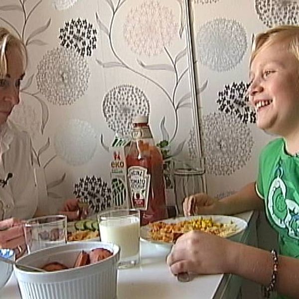 Nina Törnström tillsammans med sonen Leo.