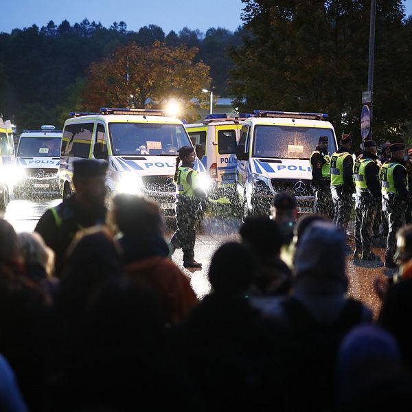 Polisen bildade en kedja för att hålla demonstranterna borta.