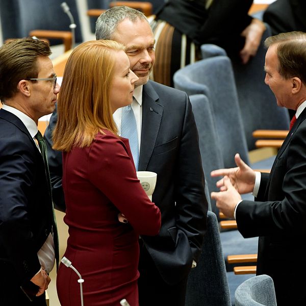 Löfven pratar med tre av partiledarna i Alliansen.