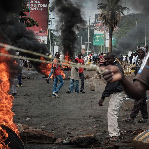 Oppositionsanhängare blockerar gator och bränner bildäck i Kisumu, Kenya.