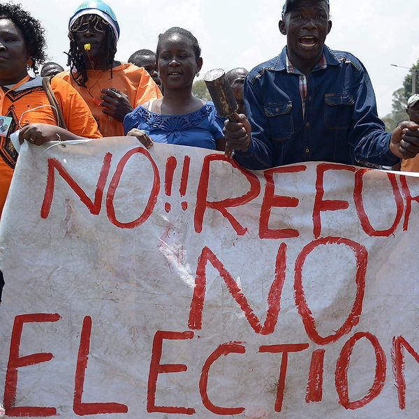 ”Nej!! Reformer inget val”, står det på en banderoll som oppositionsanhängare håller upp i Kenya.