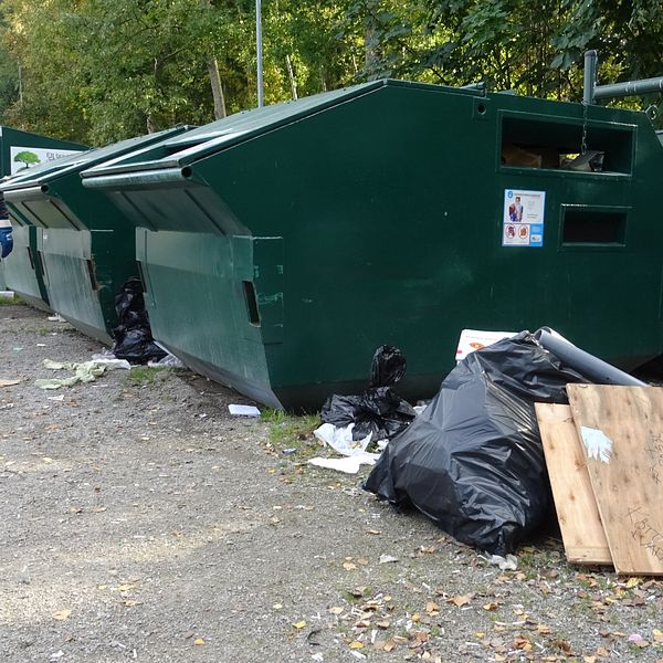 Lars-Erik Karlsson, containertömmare, bär bort skräp som inte hör hemma i återvinningsstationerna.