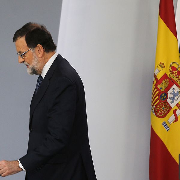 Den spanska regeringen säger att de katalanska ledarna får till på måndag på sig att förklara om de utropat självständighet eller inte.