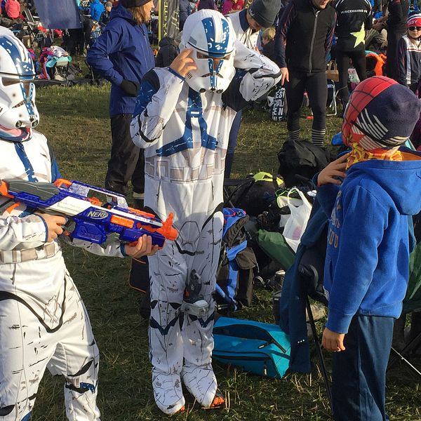 Två barn utklädda till stormtroopers