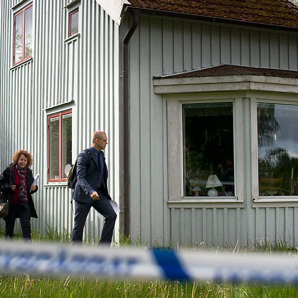 Rättens ledamöter vid en så kallad syn på brottsplatsen i Långared.