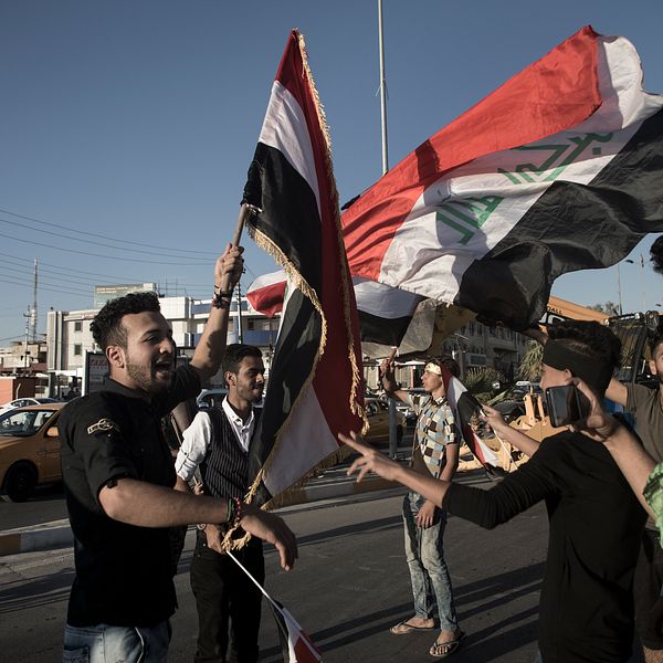 Personer med irakiska flaggor