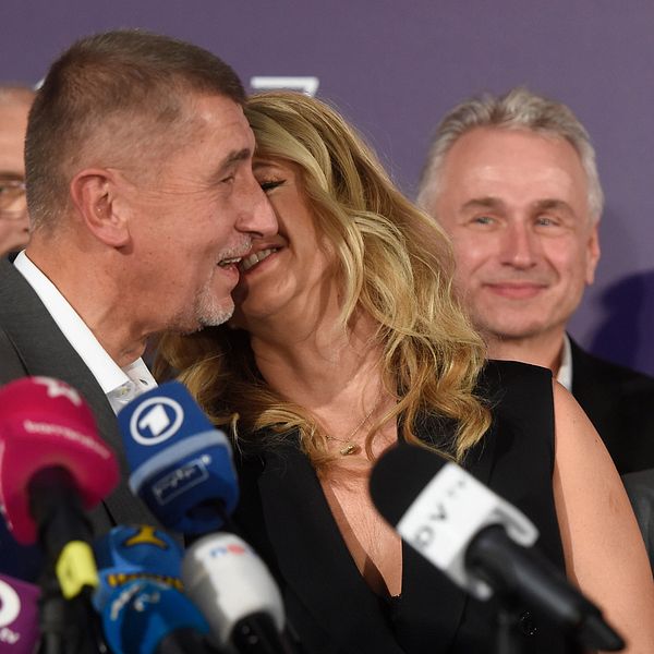 ANO-ledare och miljardären Andrej Babis kysser sin fru vid besked om valvinst.