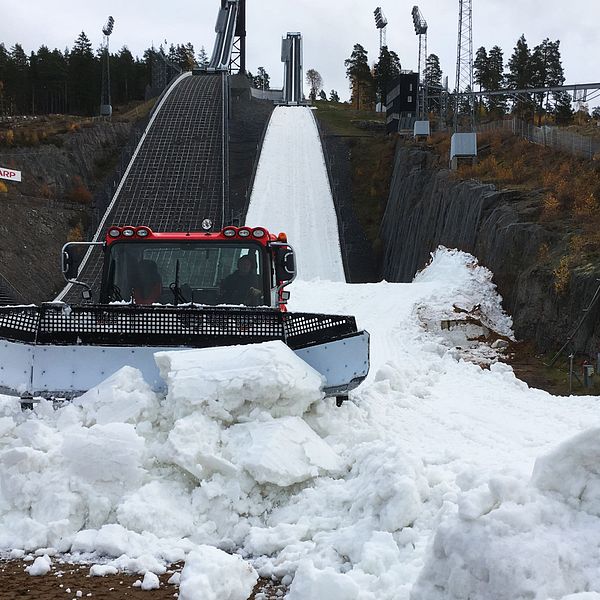 Maskin kör ut snö på Lugnet i Falun.