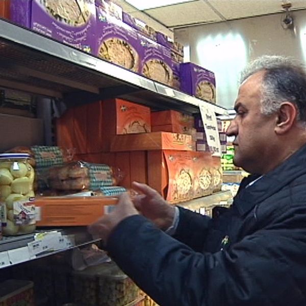 Salam Kurda, ordförande i företagarföreningen i Husby, stänger sin livsmedelbutik på grund av kriminaliteten i området.