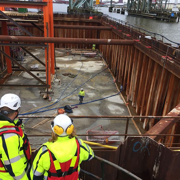 I november är det ett år sedan bygget av den nya bron över Göta älv – Hisingsbron påbörjades. SVT gjorde ett besök för att se hur långt de kommit.
