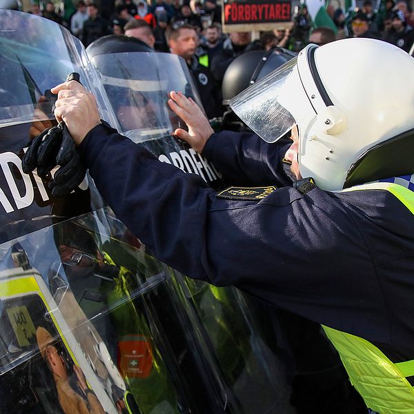 Polis konfronterar demonstranter från Nordiska motståndsrörelsen i Göteborg 30 september.