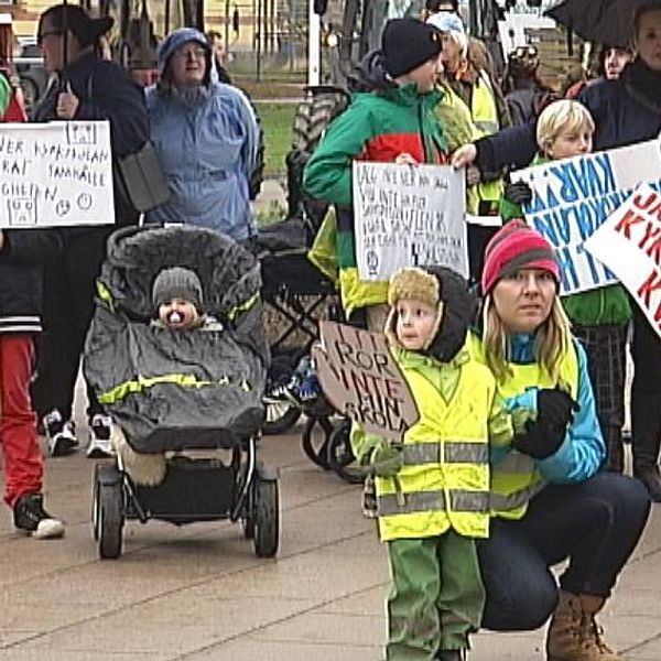 I dag genomfördes en demonstration i Flen mot förslaget att lägga ner Kyrkskolan i Mellösa och Ekbackens skola i Sparreholm. Flera hundra personer deltog, en del hade traktorn med sig.