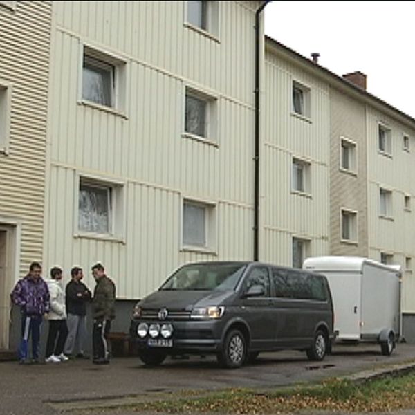 Exteriör asylboende i Ställdalen med folk som ska flytta