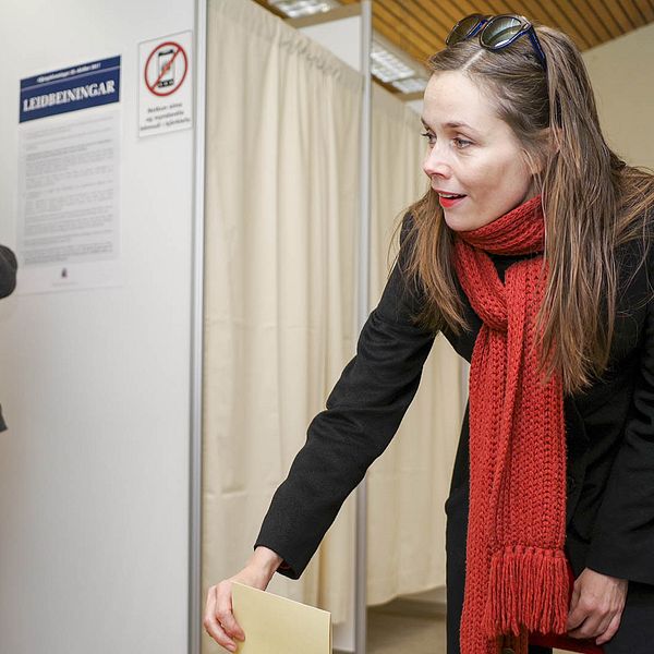 Vänsterpolitikern Katrín Jakobsdóttir röstar i Reykjavik.