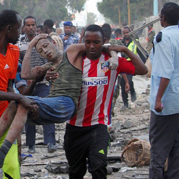 En skadad person får hjälp efter attackerna i Mogadishu.
