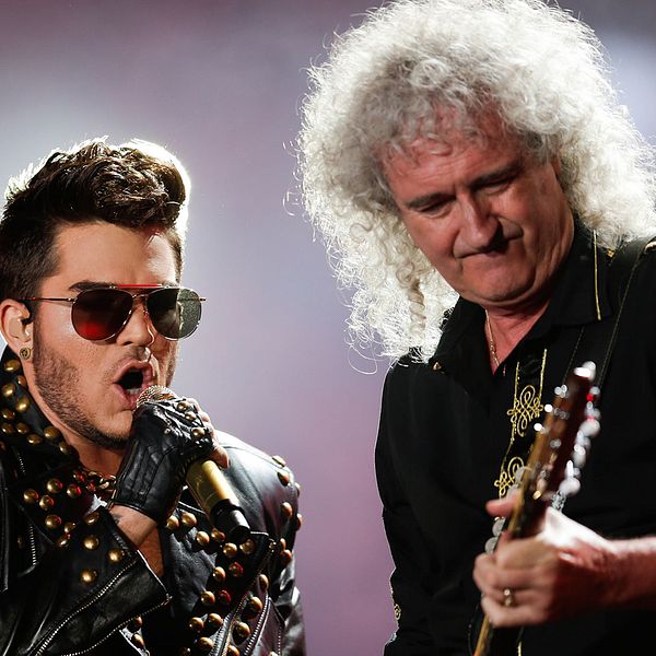 Adam Lambert och Brian May på scen med Queen.