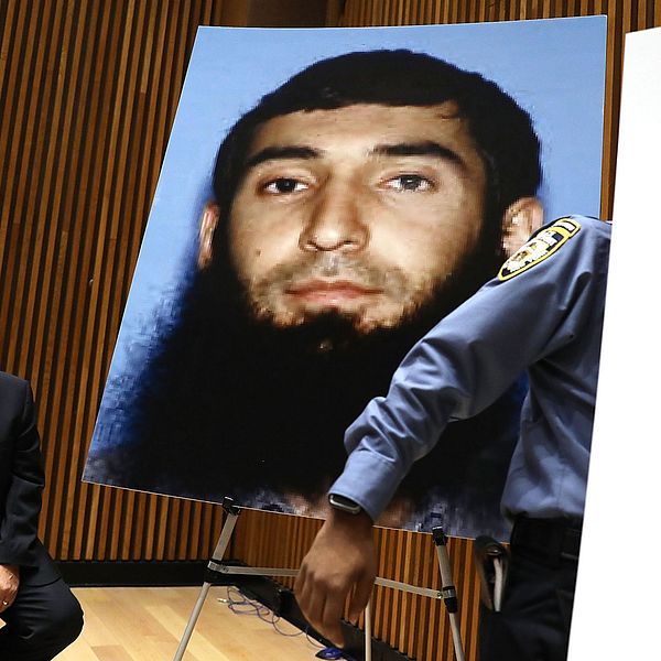 En bild på den misstänkte gärningsmannen i New York, Sayfullo Saipov, visas upp på en presskonferens om terrorattacken.
