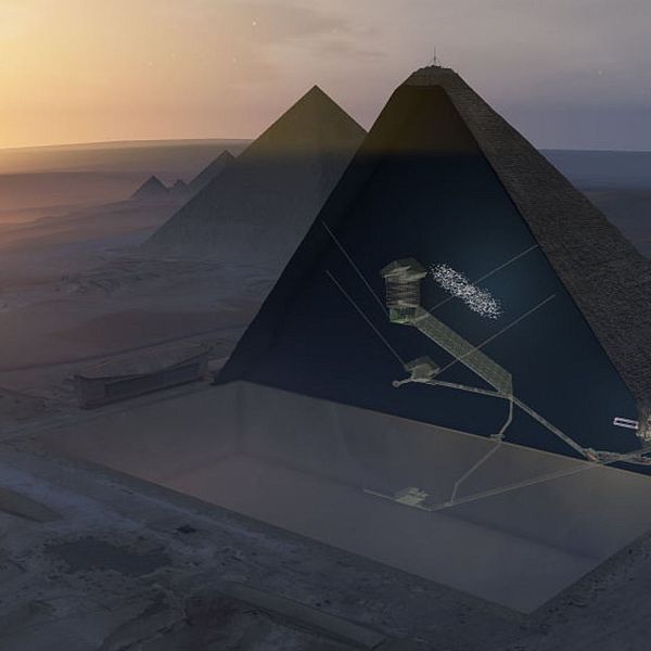 Genom att använda sig av myoner, små partiklar med förmåga att tränga genom sten, har forskarna upptäckt ett stort hålrum inuti Cheopspyramiden.