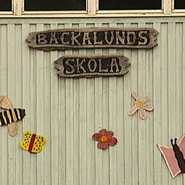 En vägg med en skylt där det står Bäckalunds skola