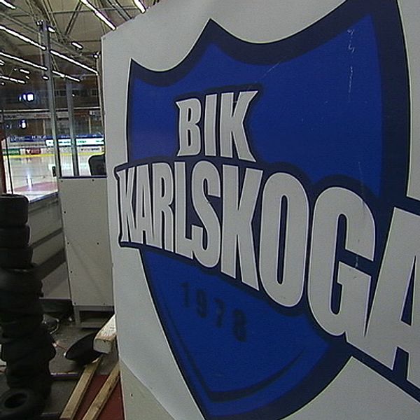 BIK Karlskogas logga. I bakgrunden syns en ishockeyrink