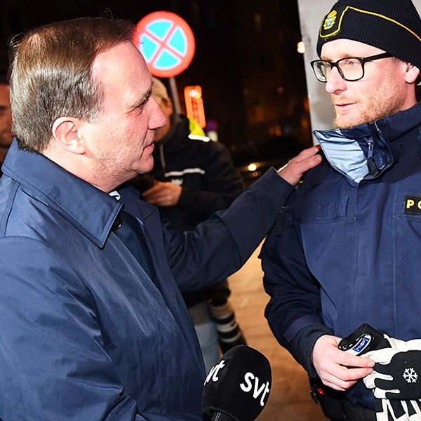 Statsminister Stefan Löfven (S) tackar polisen Jonas Hvitfeldt