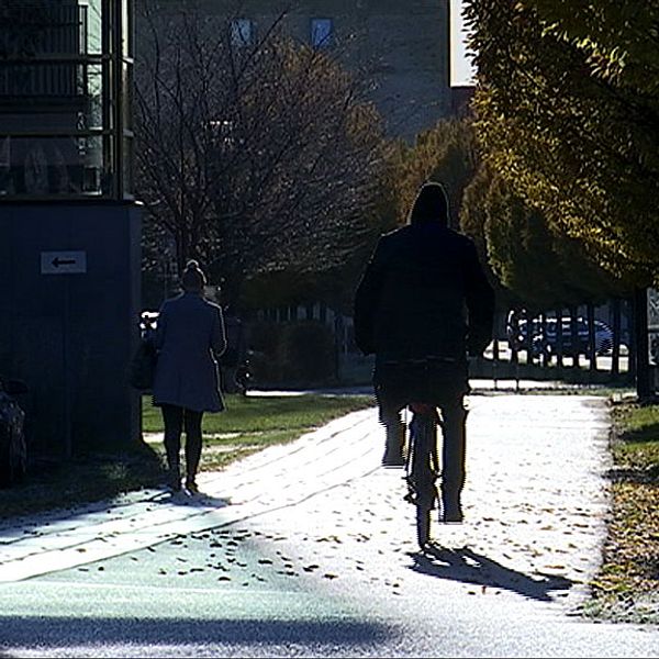 Cyklister trotsar kylan utanför högskolan i Västerås.