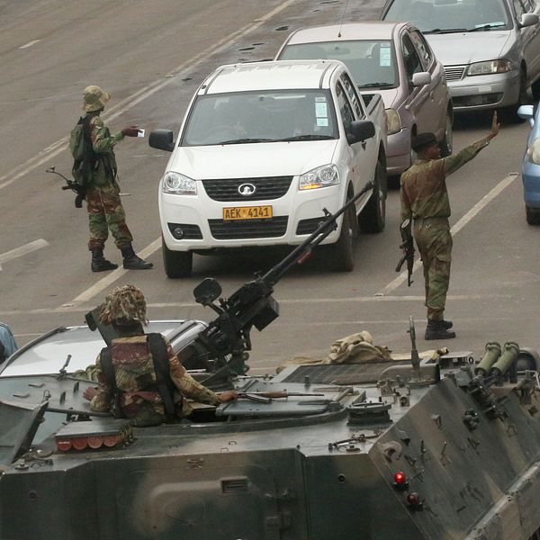 Militärfordon dirigerar trafik i Harare