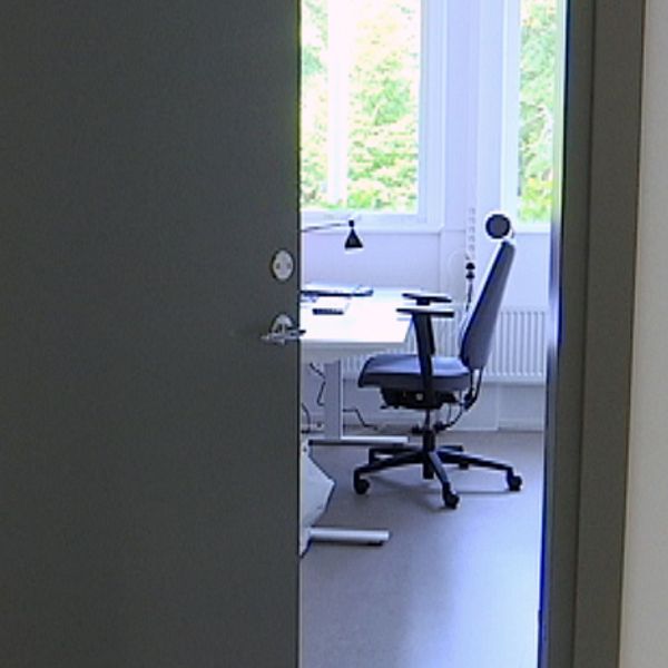 kontorsstol i ett tomt rum vid Fastighetsmäklarinspektionen