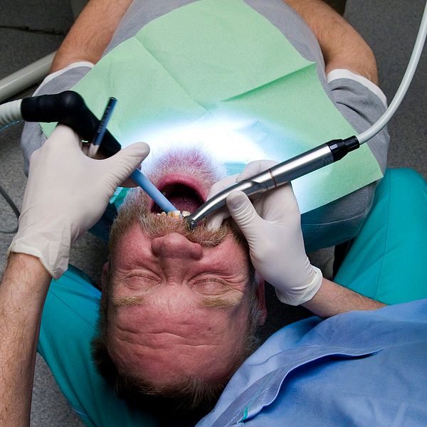 En patient undersöks av en tandläkare. Arkivbild.