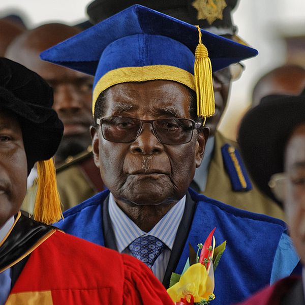 President Mugabe framträder på universitetet i Harare för första gången offentligt sedan husarresten.