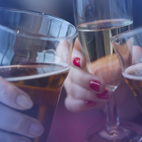 Alkoholister kan lära sig dricka med måtta visar ny svensk forskning