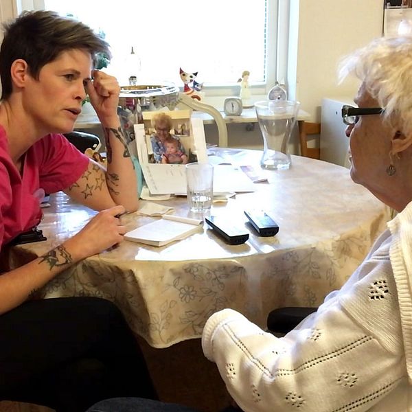 hemtjänsten på besök hos äldre kvinna, Märtha Bengtsson
