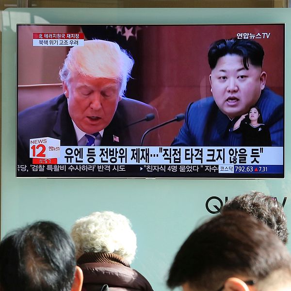 Sydkoreansk tv visar bilder på USA:s president Donald Trump och Nordkoreas ledare Kim Jong-un på tisdagen.