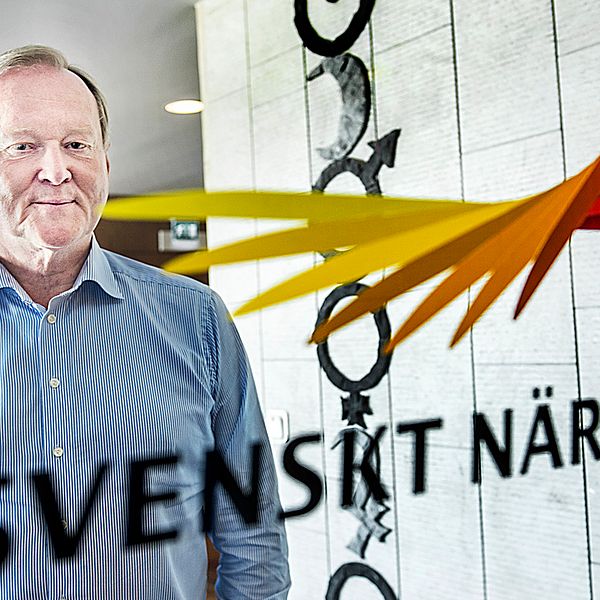 Leif Östling står vid en dörr med Svenskt näringslivs logotype.