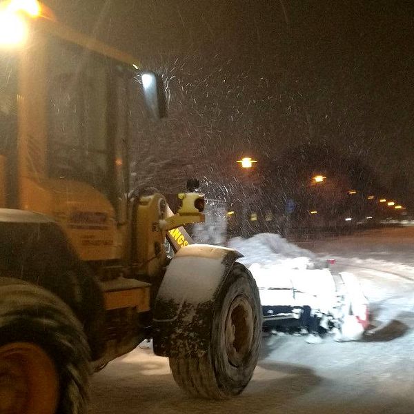 Traktor plogar snö